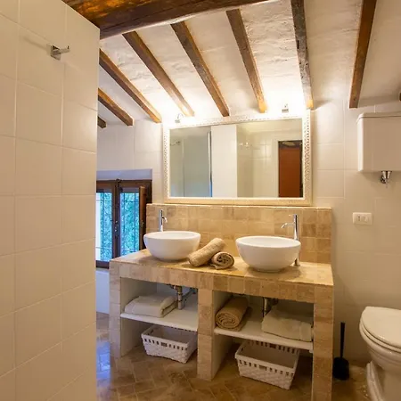 Violetta Villa *