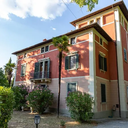 Violetta Villa *